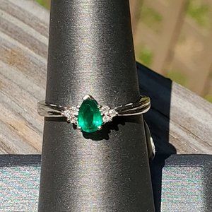Beautiful Emerald Ring size 7 IN 14K White Gold
